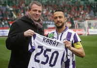Roderick Duchatelet, az Újpest FC tulajdonosa átadja a 250 mérkőzést végigjátszott emlékmezt Kabát Péternek.