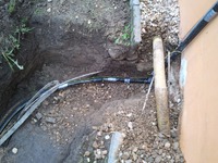 Detail přechodu PE trubky na železnou trubku a vedení potrubí po fasádě RD