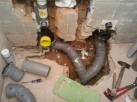 Detail řešení rekonstrukce potrubí při změně klasického WC na závěsné