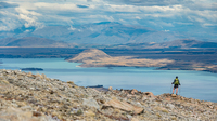 Výhled na Lake Tekapo z hřebenovky za Stag Saddle