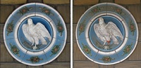 Káně v roce 2010 (vlevo, foto Jaroslav Vyšín) a v červnu 2016 (v současnosti už je znamení skryté za sklem).