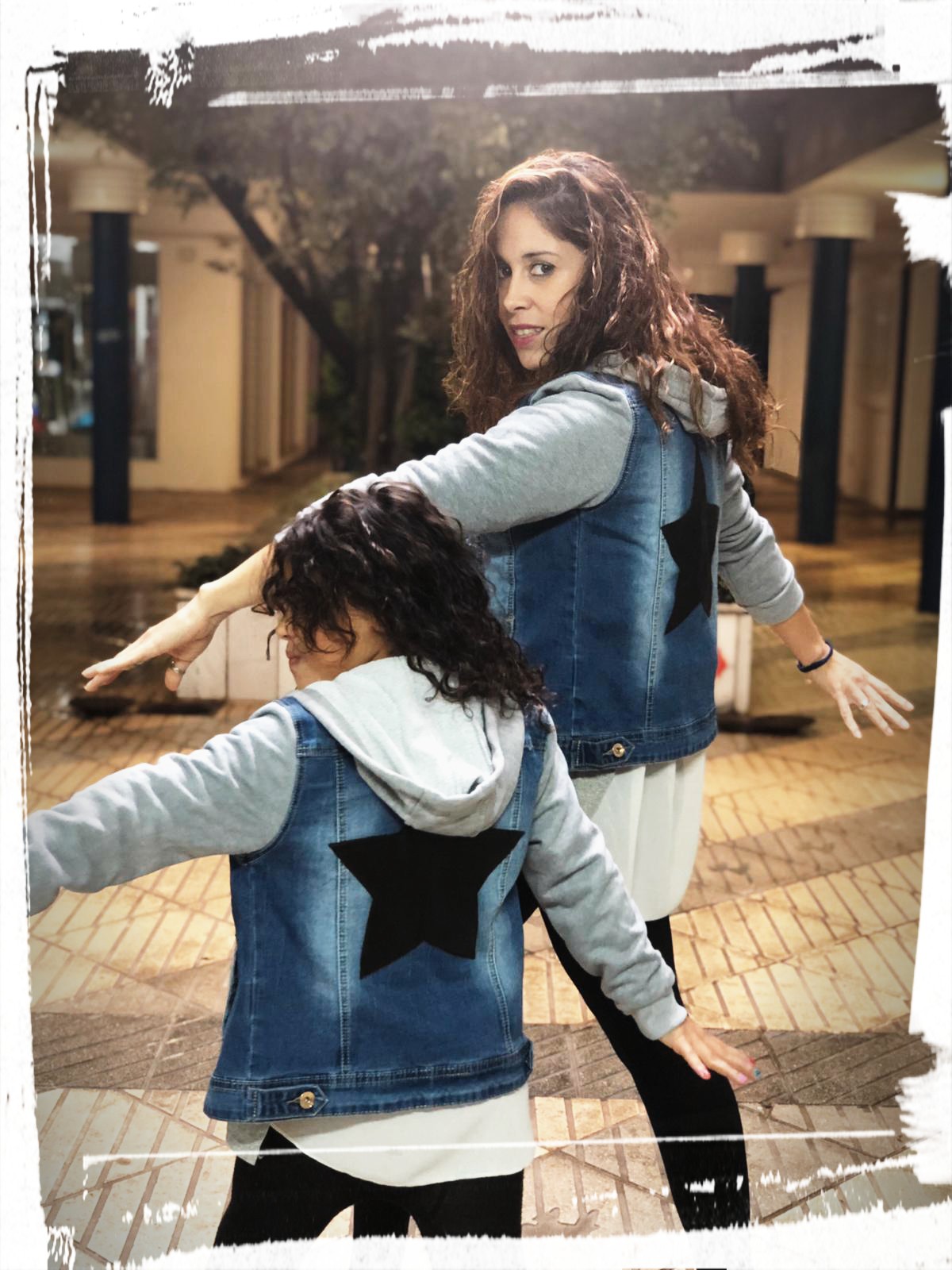 CHAQUETA VAQUERA CON MANGAS Y GORRO ESTILO SUDADERA DETALLE ESTRELLA