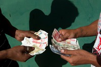Kuuban peso eli CUP (vas) jatkaa olemassaoloaan uudistuksen jälkeen, kun taas vaihdettava peso eli CUC katoaa. (Kuva: Jorge Luis Baños/IPS)