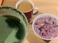 Aamupala, kaurapuuroa marjoilla, chian siemenillä, maapähkinävoilla sekä kahvia kauramaidolla.