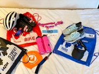 Puolimatkan triathlonkisan vaihtopussukoitten kamppeet.