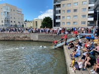 Uimarit autetaan järjestäjän puolesta vedestä ylös.