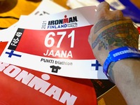 Kisanumeroni sekä PUHTI triathlonin oikea kirjoitusasu. Ja näköjään finisher-paidan koko.