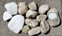 3 év tesztelés után: a STONE AND HOME fehér fényes kavicsok kültéren (bal oldali kövek) és Carrara fehér natúr kövek (jobb oldal). Az elkoszolódott felületet lecsiszoltuk az eredeti szín láthatósága miatt (kék keret).