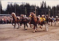 Kaarlo Partanen keltaisessa ajoasussa ja Vieteri kilpa-ajossa 1970-luvulla. Kuva: Mikkelin kaupungin museo