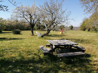Table piquenique et chaises sur notre terrain