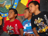 Daniel, Edy og Ariel i dyp konsentrasjon. På tegningen i bakgrunnen sees en lama, et viktig husdyr i Bolivia.