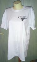 Vit T-shirt med logga i silver.