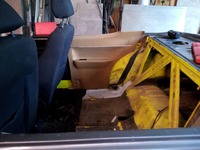 Det blev stolar från en Mondeo så länge. Baksätet ska kollas upp för eventuell renovering. Här testas sidostycken från en Manta. Passade dåligt.