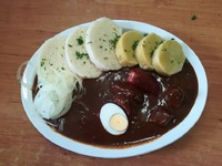 Plzeňský guláš s variací domácích knedlíků