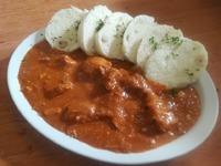 Segedínský guláš s domácím houskovým knedlíkem