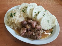 Moravský vrabec,domácí houskový knedlík, zelí