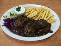 Plněné žampióny mletým masem, hranolky, domácí tatarská omáčka