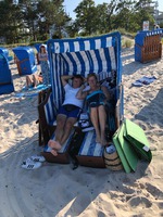 Solkorg på stranden i Binz