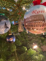Julkulor från bl.a. Rom, Köpenhamn och Berlin - dessutom hänger Empire state building i granen!