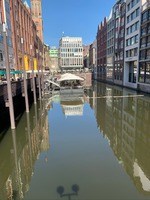 Servering på flotte i en av alla kanaler.