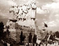 Stalinov pamätník bol odhalený 1. mája roku 1955 pod heslom „Svému osvoboditeli – československý lid“