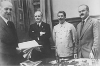 Podpis dohody o neútočení mezi Německem a Sovětským svazem 23. srpna 1939 v Moskvě. Na snímku jsou zachyceny sovětský komisař pro zahraniční vztahy Vjačeslav Molotov, generální tajemník Komunistické strany Josif Stalin, německý ministr zahraničí Joachim von Ribbentrop a státní tajemník německého ministerstva zahraničí Friedrich Gaus