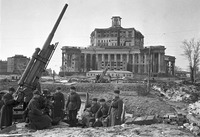 Protiletadlová děla poblíž zamaskovaného Divadla sovětské armády, listopad 1941