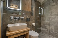 Každá spálňa má svoju vlastnú kúpelňu a WC