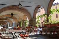 Il borgo Piazzo - i bar sotto al porticato