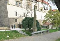 Obelisk, který označuje místo Slavatova dopadu z okna Pražského hradu