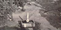 Strážský obelisk na dobové fotografii ještě bez autobusových zastávek