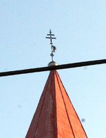 V dutém kříži na střeše strážské zvonice a také v kulaté makovici pod ním jsou ukryté zprávy v čase