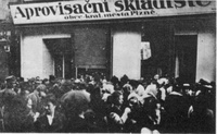 Hladoví lidé se bouřili, ze zoufalství vybíjeli obchody a někde je za to rozháněli ostrou střelbou.