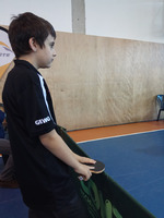 Manu Jr observando a los compis trás la valla