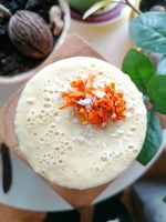 Keväinen smoothie sisältäen ananas, luomusitruuna kuorineen, kurkuma, mustapippuri, oliiviöljy, hunaja, kookosmaito, hampunsiemenet, kuivattu kehäkukka.
