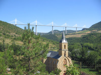 le Viaduc de Millau vu du village de Peyre