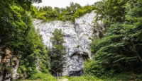Una reserva natural nacional Býčí skála (en català la Roca dels Bous) situada entre Adamov i Křtiny. Una reserva natural nacional Býčí skála (en català la Roca dels Bous) situada entre Adamov i Křtiny.