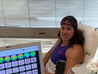 Laura preparada para iniciar una sesión de Neurofeedback.