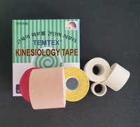 Rozdiel medzi tapingom a kinesiotapingom, tejpovanie chrbta, ramena, kolena, chodidla, nohy, karpálneho tunela