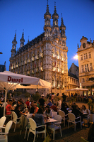 Grote Markt con el ayuntamiento al fondo