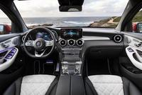 El puesto de conducción es igual en los dos coches