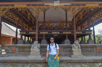 Utilizando el "sarong" en el templo Taman Ayun