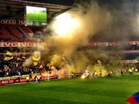 Det er ikke få ganger vi har sett slike scener i disse oppgjørene. Kampen på tribunen er alltid enorm!