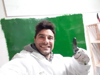Johnny Leonardi mentre dipinge il magazzino