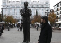 Javier Lara junto a la estatua de Lorca en Madrid.