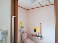 車いす対応のトイレ 自動水栓