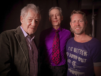 Ian McKellen, Peter Tatchell, Christopher Amos Lontoossa 2020. McKellen on dokumenttielokuvan haastattelija.