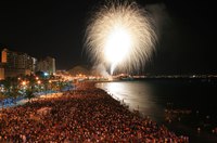 fuegos artificiales desde la playa