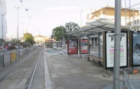 ブルノの駅前のトラムの路線工事