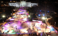 Un camino de hielo urbano conectado a una pista de hielo